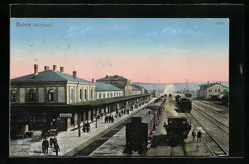 AK Bebra, Bahnhof mit Bahnsteig, Zügen und Gleisen