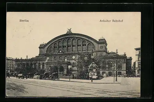 AK Berlin, Anhalter Bahnhof mit Strasse und Droschken