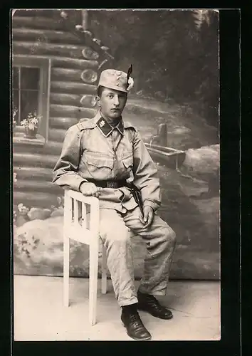 Foto-AK Österreichischer Gebirgsjäger in Uniform vor Studiokulisse