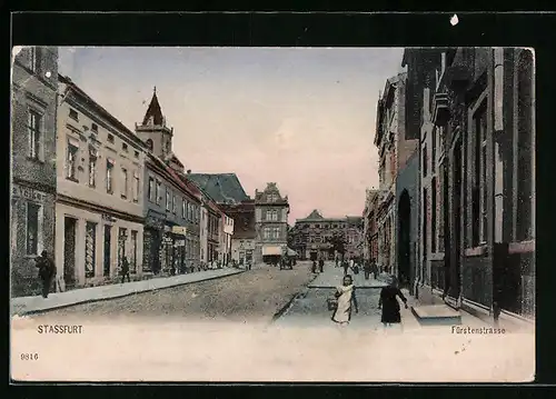 AK Stassfurt, Fürstenstrasse mit Passanten