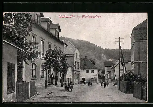 AK Goldmühl /Fichtelgeb., Strassenpartie mit Einwohnern und Blick auf Berge