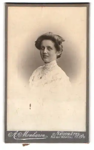 Fotografie A. Monbaron, Neuchâtel, 17, Rue de l`Hôpital, Junge Dame mit Herzkette