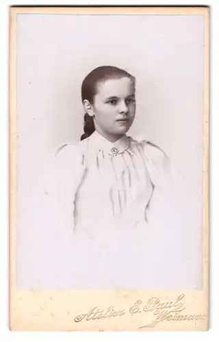 Fotografie E. Paul, Weimar, Seminarstrasse 6, Junge Dame in modischer Kleidung