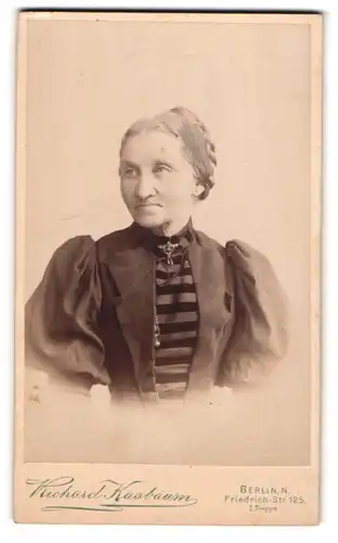 Fotografie Richard Kasbaum, Berlin, Friedrich-Strasse 125, Ältere Dame mit Flechtfrisur und Kragenbrosche