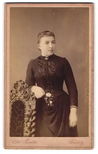 Fotografie Otto Faehte, Görlitz, Grüner Graben 29, Junge Dame in zeitgenössicher Kleidung
