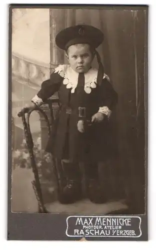 Fotografie Max Mennicke, Raschau i. Erzgeb., Kleiner Junge in zeitgenössicher Kleidung