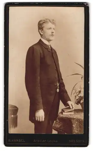 Fotografie B. Hänsel, Dresden, Gewandhaus-Strasse 2, Junger Herr im Anzug mit Krawatte