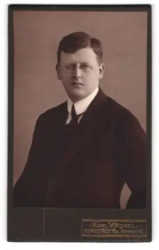 Fotografie Karl Mäckel, Burgstädt i. Sa., Böhmestrasse 2, Bürgerlicher Herr im Anzug mit Zwicker
