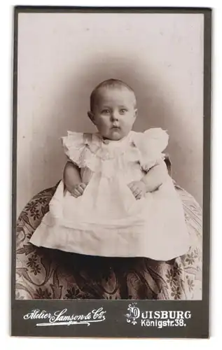Fotografie Samson & Co., Duisburg, Königstrasse 38, Kleines Kind im weissen Kleid