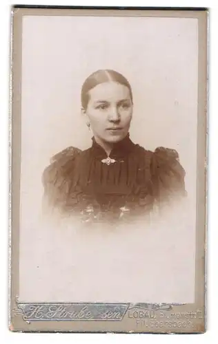 Fotografie H. Strube sen., Löbau, Blumenstrasse 7, Junge Dame mit zurückgebundenem Haar