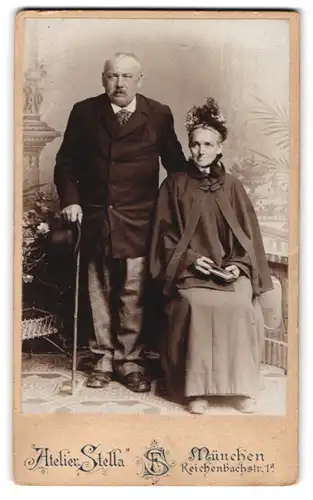 Fotografie Friedrich Stern jr., München, Reichenbachstrasse 1 a, Älteres Paar in zeitgenössischer Kleidung