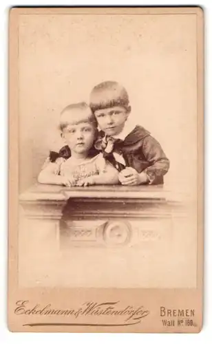 Fotografie Erkelmann & Wüstendörfer, Bremen, Wall 160, Zwei modisch gekleidete Kinder mit Ball