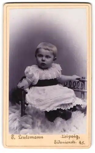 Fotografie S. Leutemann, Leipzig, Sidonienstrasse 45, Kleines Kind im weissen Kleid