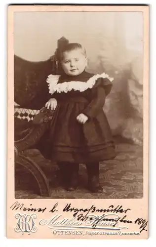 Fotografie Matthias Kruse, Altona-Ottensen, Papenstrasse 7, Kleines Kind im hübschen Kleid