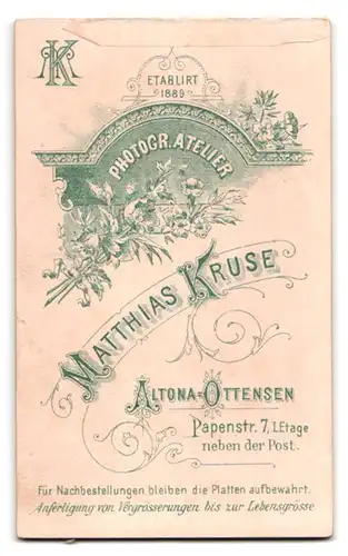 Fotografie Matthias Kruse, Altona-Ottensen, Papenstrasse 7, Elegant gekleideter Herr mit Oberlippenbart