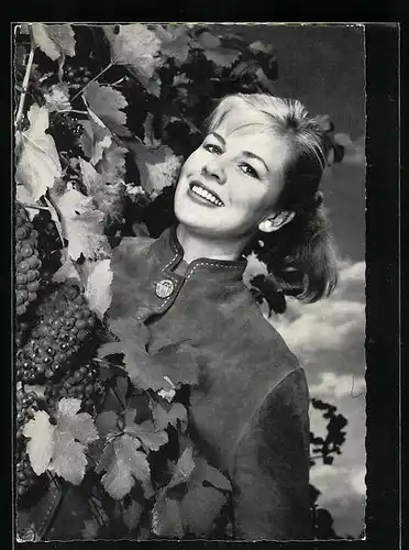 AK Schauspielerin Sabine Bethmann versteckt sich hinter Weinreben