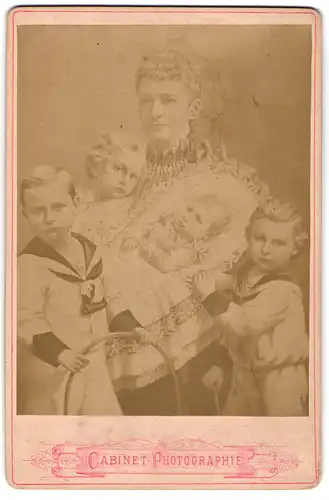 Fotografie unbekannter Fotograf und Ort, Portrait Kaiserin Auguste Viktoria mit Kindern Wilhelm II, Eitel Friedrich