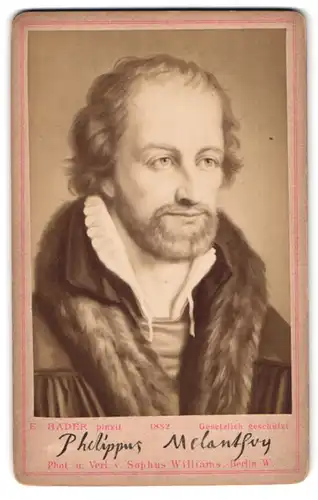 Fotografie Sophus Williams, Berlin, Portrait Philipp Melanchthon mit Pelzkragen