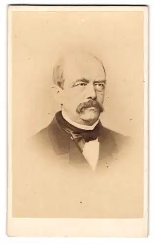 Fotografie E. Linde & Co., Berlin, Portrait Graf Otto von Bismarck im Anzug mit Fliege
