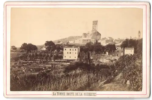 Fotografie unbekannter Fotograf, Ansicht La Turbie, Blick auf den Ort mit Ruine, Route de la Corniche