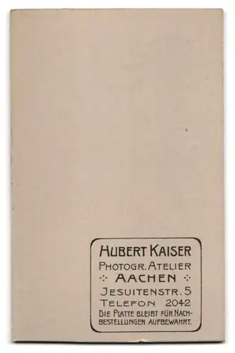 Fotografie Hubert Kaiser, Aachen, Jesuitenstr. 5, Pastor im Talar mit Kollar