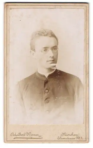 Fotografie Adlabert Werner, München, junger Pfarrer Jos. Meyer zu seiner Primiz 1895 im Talar