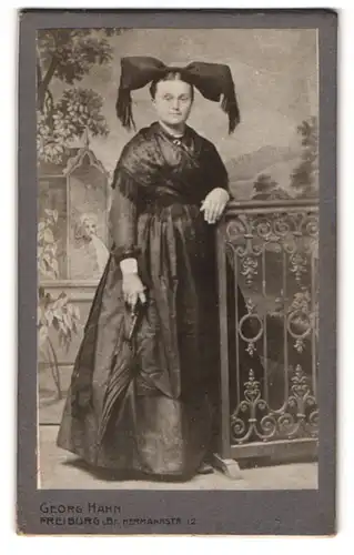 Fotografie Georg Hahn, Freiburg i. B., ältere Dame im schwarzen elsässischen Trachtenkleid