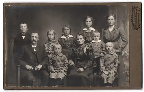 Fotografie Frz. v. Cukowicz, Obergünzburg, Portrait Mutter und Vater mit ihren acht Kindern im Atelier, Mutterglück