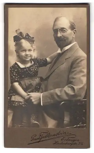 Fotografie Paul Falkenstein, Erlangen, Vater im Anzug mit seiner Tochter im Blümchenkleid auf dem Schoss, Mutterglück