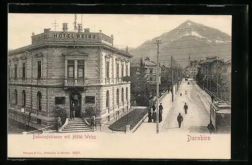 AK Dornbirn, Bahnhofstrasse mit Hotel Weiss, Strassenbahn