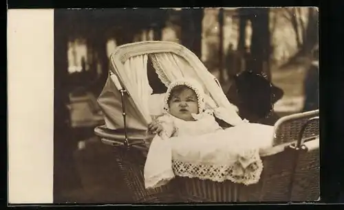 Foto-AK Kleinkind mit Haube im Kinderwagen 1912