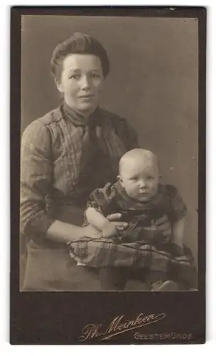 Fotografie Portrait Ph. Meinken, Geestemünde, Mutter mit ihrem Kind im karierten Kleid auf dem Schoss, Mutterglück