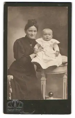 Fotografie Portrait H. Tietz, München, junge Mutter mit ihrem Kleinkind auf dem Bestelltisch, Mutterglück