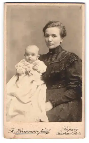 Fotografie Portrait R. Herrmann Nachf., Leipzig, Mutter im schwarzen Kleid, Kleinkind im weissen Kleidchen, Mutterglück