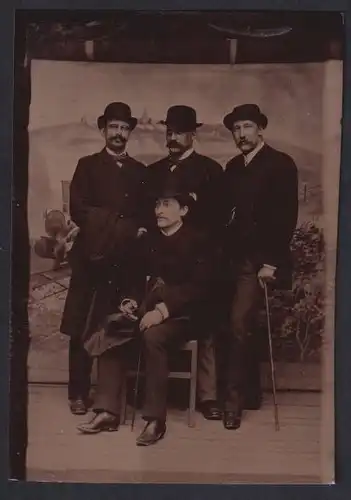 Fotografie Ferrotypie vier Herren in schwarzen Anzügen mit Melonen und Flanierstock posieren