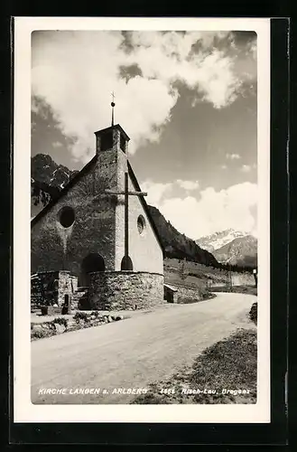 AK Langen a. Arlberg, Kirche mit Strassenpartie