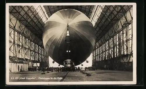 AK Friedrichshafen a. B., Luftschiff LZ127 Graf Zeppelin beim Einbringen in die Halle