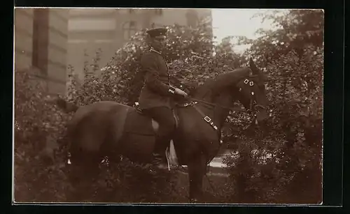 AK Uniformfoto eines deutschen Offiziers auf seinem Pferd