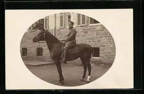 AK Uniformfoto eines deutschen Offiziers auf seinem Pferd