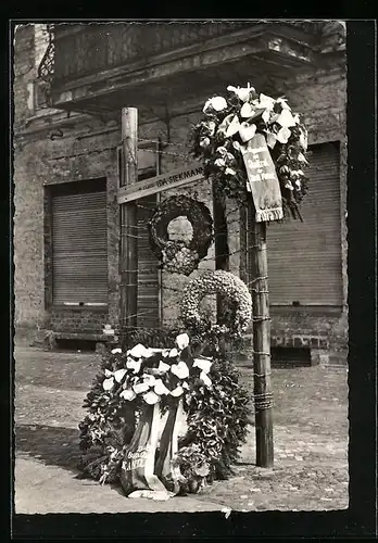 AK Berlin, Mahnmal in der Bernauer Strasse mit Kränzen, Sektorengrenze