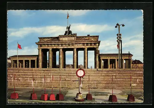 AK Berlin, Blick auf das Brandenburger Tor nach dem 13. Auggust 1961