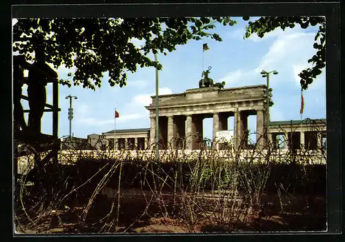 AK Berlin, Brandenburger Tor mit Mauer und Stacheldraht, Grenze