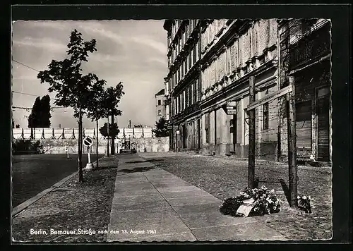 AK Berlin, Bernauer Strasse mit Gedenktafel für Ida Siekmann gest. 1961 nach dem 13. August 1961