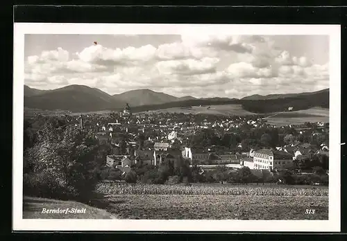 AK Berndorf-Stadt, Ortsansicht mit Blick auf Berge