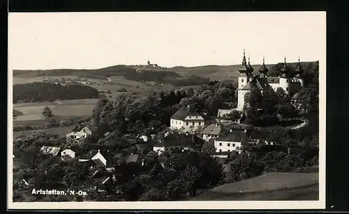 AK Artstetten, Ortsansicht mit Blick in die Ferne