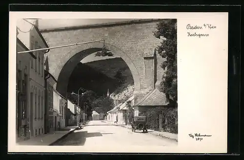AK Baden b. Wien, Blick in die Karlsgasse mit Oldtimer