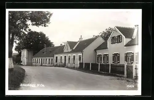 AK Atzenbrugg, Strassenpartie mit Wohnhäusern