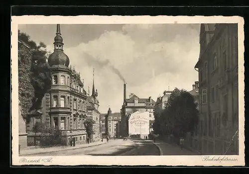 AK Pössneck /Th., Partie in der Bahnhofstrasse mit Blick auf Schild Rosenbrauerei
