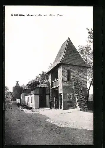 AK Beeskow, Maurerstrasse mit Möbeltischlerei und altem Turm