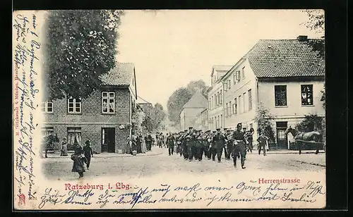 AK Ratzeburg i. Lbg., Herrenstrasse mit Parade